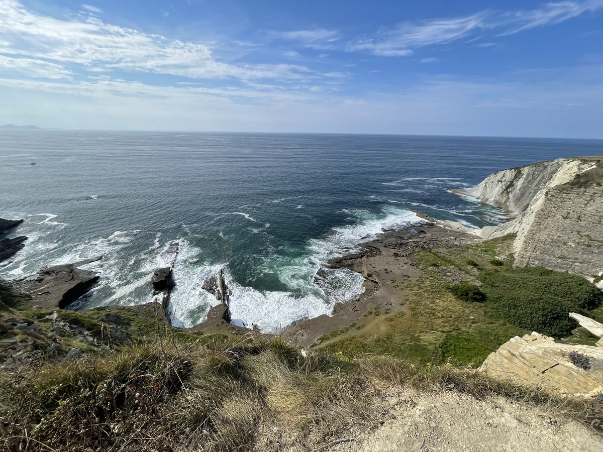 TUD_AppliedGeo's tweet photo. #FieldworkFriday with another location that our staff visited during the summer ☀️
We move to Basque coast, Northern Spain, to look at the #flysch. A succession of deep water sediments where we find the #GoldenSpike for the base of the #Lutetian Stage. #Stratotype #Stratigraphy https://t.co/Gmy2e8Tlm4