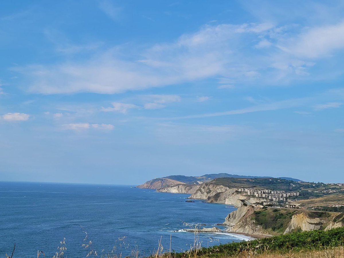 TUD_AppliedGeo's tweet photo. #FieldworkFriday with another location that our staff visited during the summer ☀️
We move to Basque coast, Northern Spain, to look at the #flysch. A succession of deep water sediments where we find the #GoldenSpike for the base of the #Lutetian Stage. #Stratotype #Stratigraphy https://t.co/Gmy2e8Tlm4