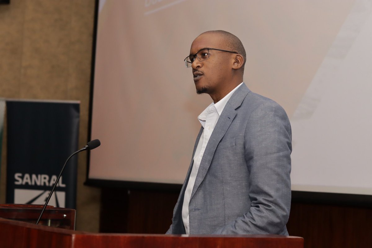 SANRAL_za's tweet image. Mr. Dudley Mbambo, Acting Eastern Region Manager, presenting an overview of SANRAL to @UFSweb students

Stay tune to our livestream for more details: bit.ly/3WQyh7u
 
#SANRAL 
#EngineeringYourFuture
#BeyondRoads