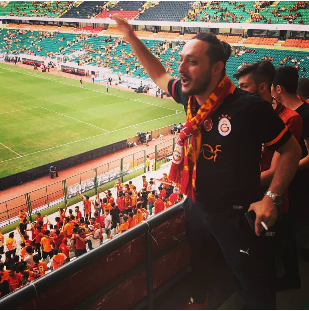 Bulutalicvs's tweet photo. Kendimizi anlatmamıza gerek yok!. Arma vardı koştuk. Yaşadıklarımız, yaşattıklarımız geçmişe mazi oldu. Var olsun Galatasaray, var olsun gönül verdiğimiz Abilerimiz. #tayfa #konya #TBT #BuGünGünlerdenGalatasaray https://t.co/xKvpaiVwAJ