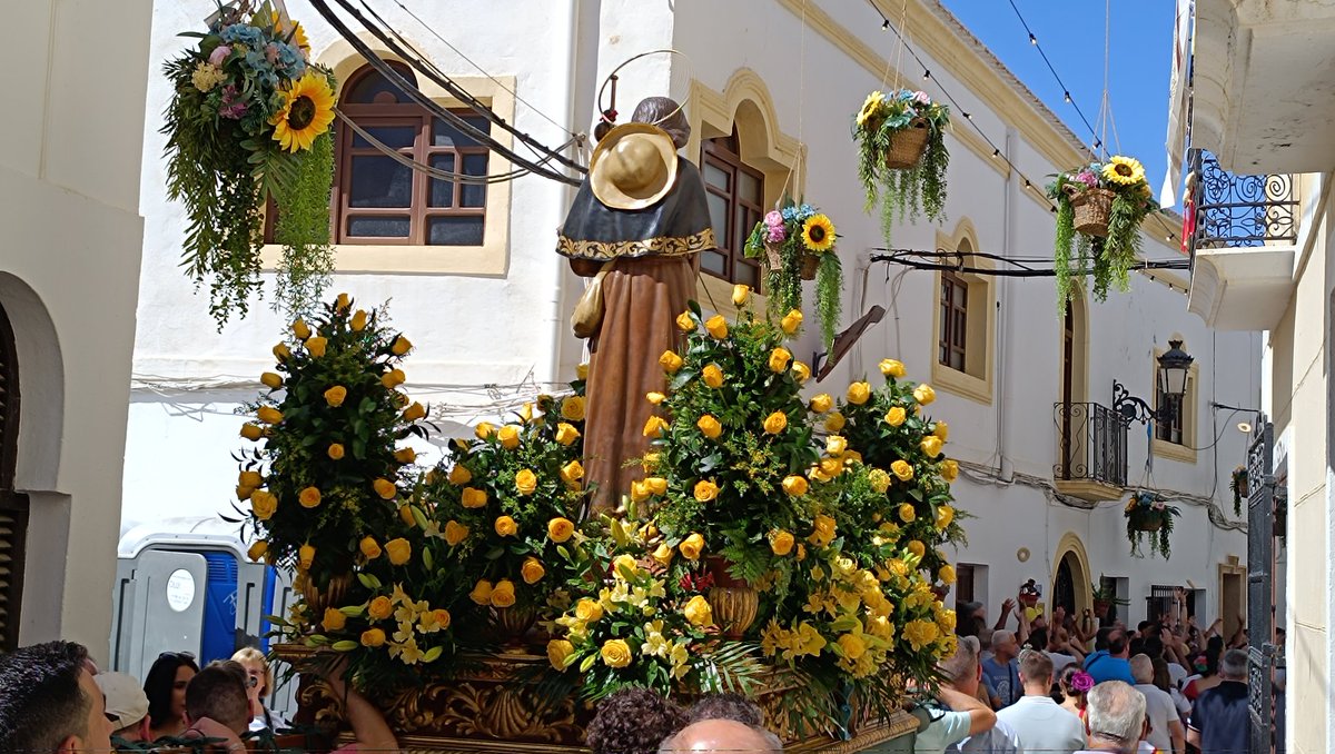 Comienza la procesión de San Roque. Tras el Himno Nacional continuamos con "Esperanza Macarena" (Pedro Morales).

#SoñandoMúsica