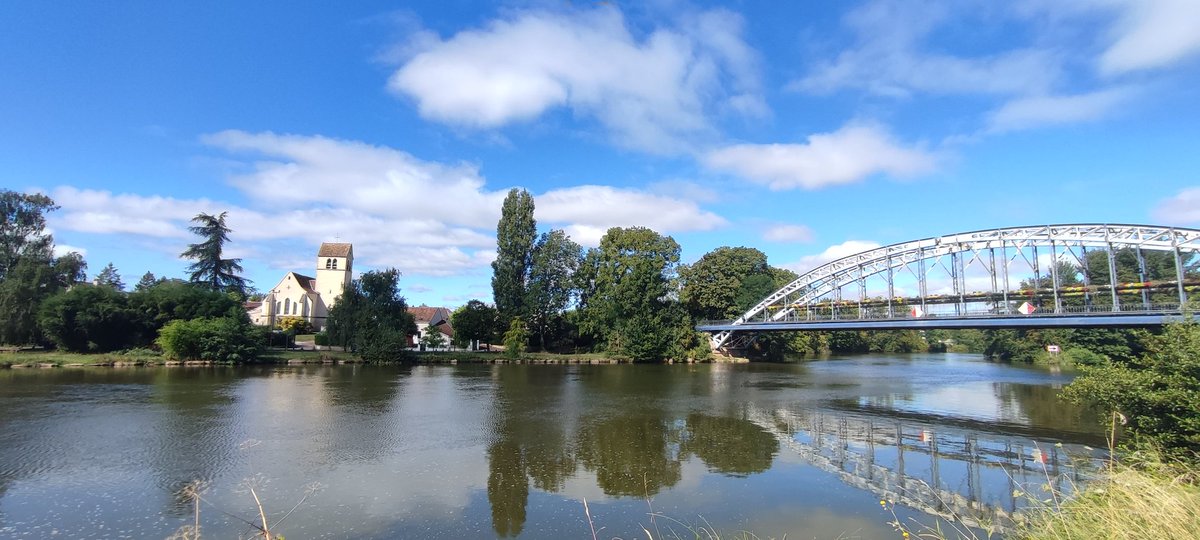 D'#Auxerre à #Moneteau via le chemin de halage le long du canal du #Nivernais avec les 🚴‍♀️ électriques en libre service <a href="/FifteenFR/">Fifteen France</a> 
#photooftheday #PictureOfTheDay #picoftheday #yonne #bourgogne