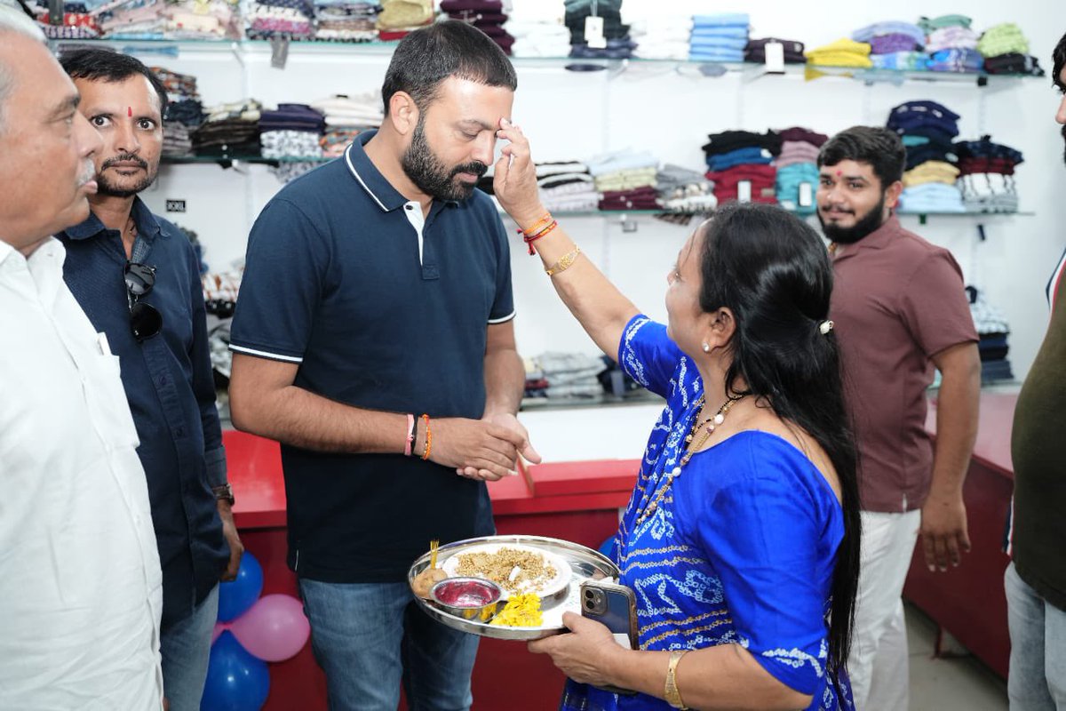 ijayeshradadiya's tweet photo. જેતપુર શહેરના નવાગઢ ટેક્સટાઈલ માર્કેટ ખાતે નગરપાલિકાના સદસ્યશ્રી મતિ રેખાબેન કમાણી પરીવાર દ્વારા તૈયાર કપડાના ભવ્ય શો રૂમ“ખ્વાઈશ મેન્સવેર”નો શુભારંભ કરાવીને કમાણી પરીવારને સફળતાની શુભકામનાઓ આપી. https://t.co/NR53g9N3dc