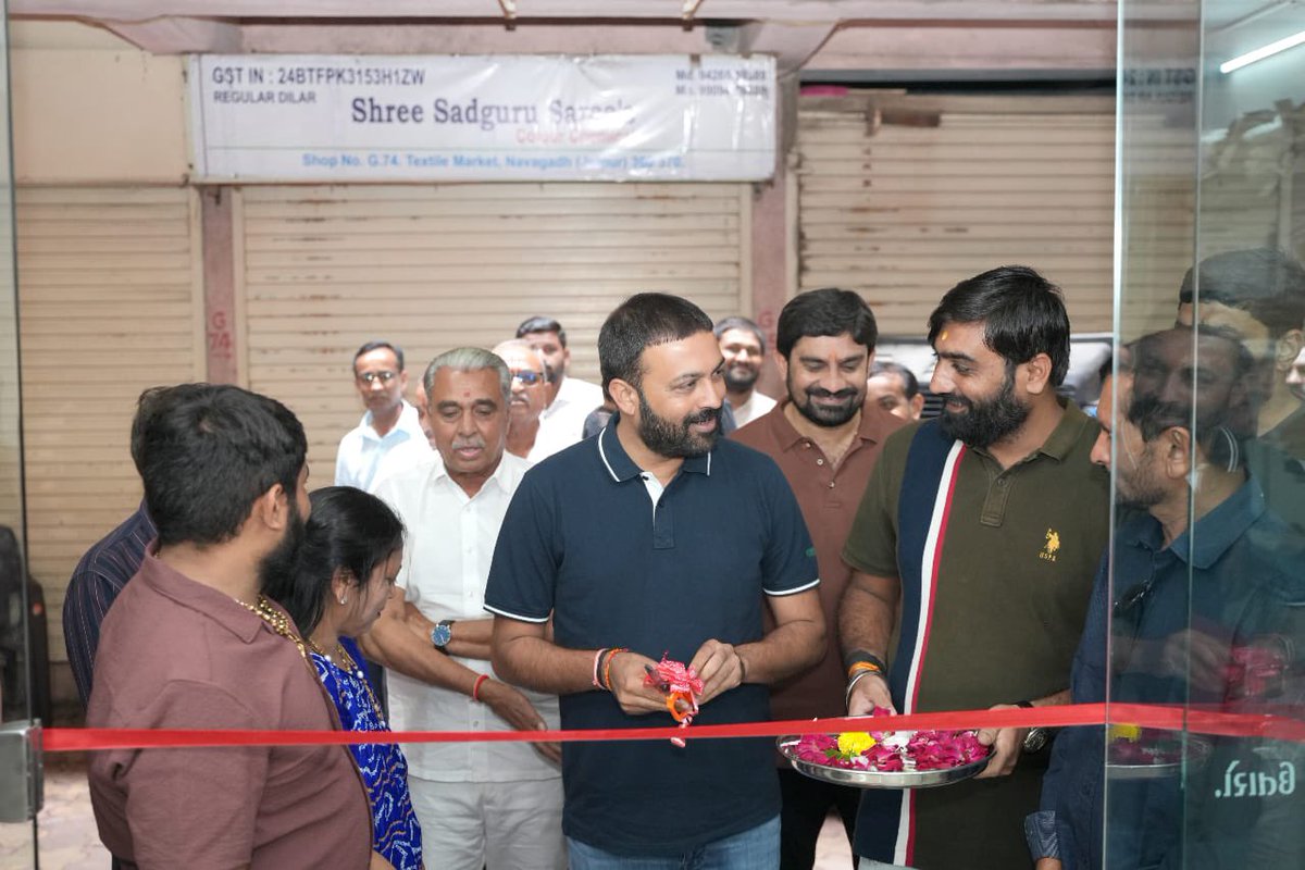 ijayeshradadiya's tweet photo. જેતપુર શહેરના નવાગઢ ટેક્સટાઈલ માર્કેટ ખાતે નગરપાલિકાના સદસ્યશ્રી મતિ રેખાબેન કમાણી પરીવાર દ્વારા તૈયાર કપડાના ભવ્ય શો રૂમ“ખ્વાઈશ મેન્સવેર”નો શુભારંભ કરાવીને કમાણી પરીવારને સફળતાની શુભકામનાઓ આપી. https://t.co/NR53g9N3dc