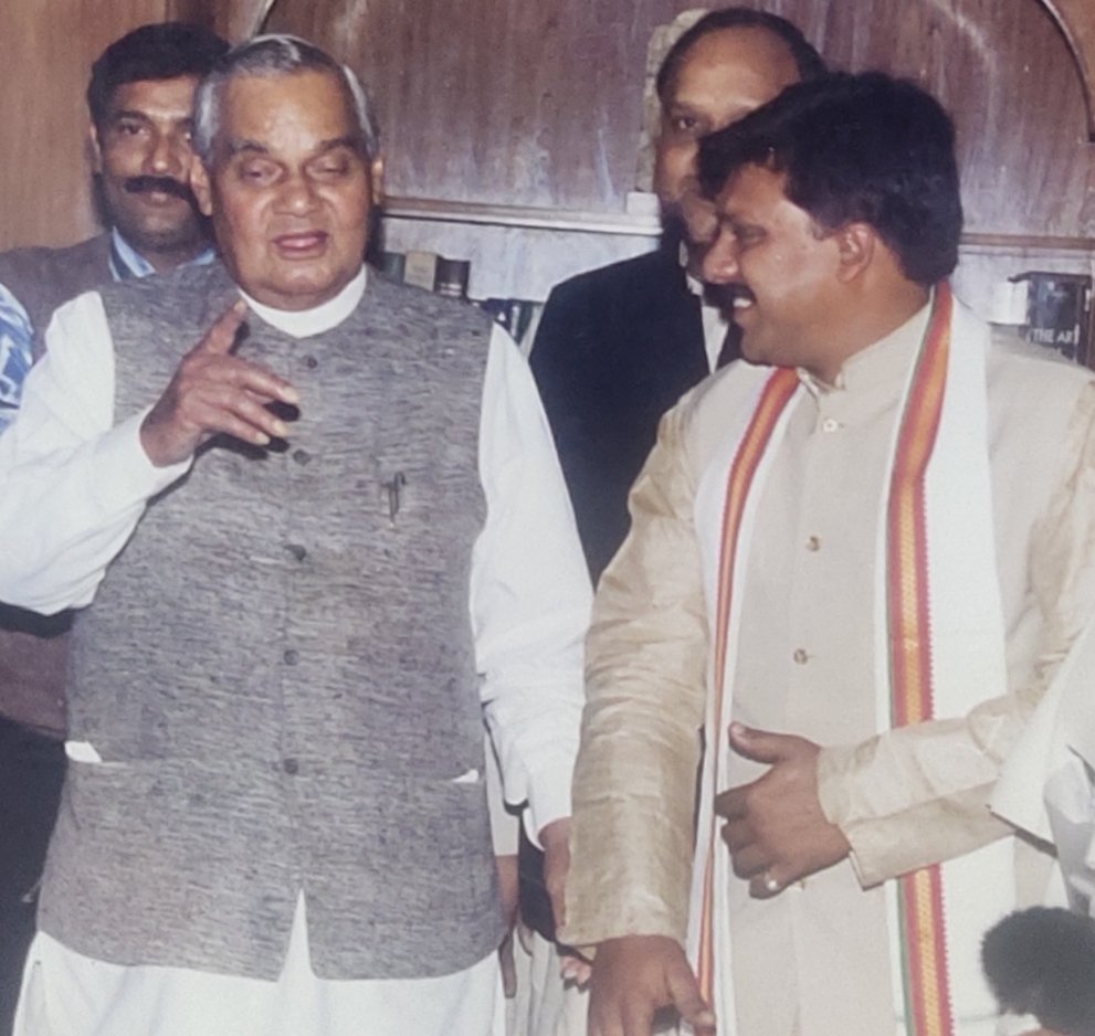 arvindballia's tweet photo. तेरा वैभव अमर रही मां हम दिन चार रहे ना रहे 
पुण्यतिथि श्रद्धेय अटल बिहारी वाजपेई 16 अगस्त 
शत शत नमन शत शत 
@friendsofrss
@RSSorg
@narendramodi 
@rajnathsingh
@AmitShah 
@myogiadityanath 
@SureshKKhanna 
@AkhilVyapar https://t.co/CC7fyjmlaD