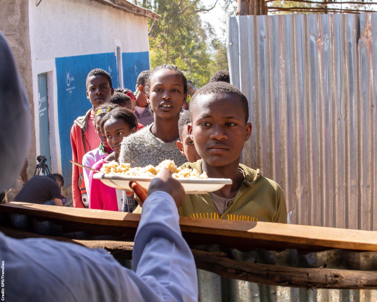 GPforEducation's tweet photo. School meals don't only fill stomachs, they also boost enrollment, attendance and academic performance.

Food insecurity is a pressing challenge in Ethiopia.

Together with @save_children, GPE helps the government to make sure that children receive healthy meals in school. https://t.co/bxgMnuMu4w