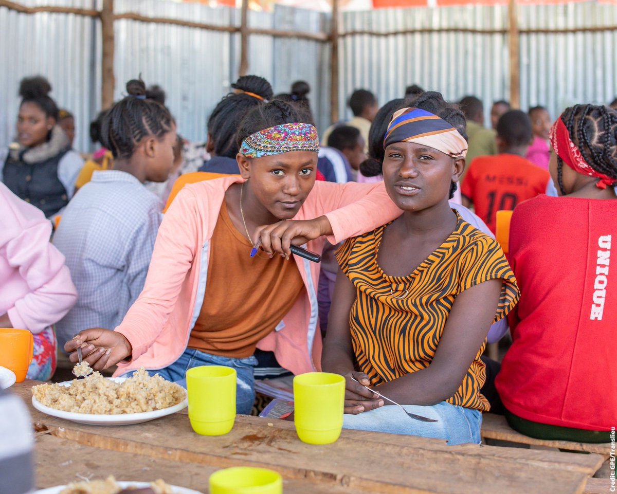 GPforEducation's tweet photo. School meals don't only fill stomachs, they also boost enrollment, attendance and academic performance.

Food insecurity is a pressing challenge in Ethiopia.

Together with @save_children, GPE helps the government to make sure that children receive healthy meals in school. https://t.co/bxgMnuMu4w