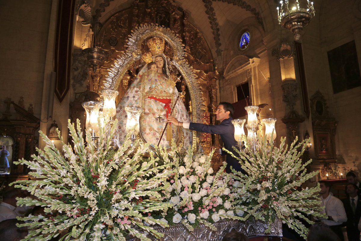 Alcala_la_Real's tweet photo. #AlcalálaReal
Imágenes de la procesión de la @PatronaAlcala https://t.co/coKpsFqHoE
