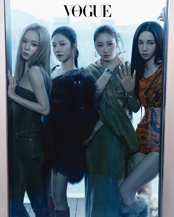 VogueKorea's tweet photo. 다음 단계 그리고 다른 차원의 에스파

현재를 정의하는 뮤직 아이콘 에스파, 〈보그〉와 함께 패션 아이콘으로 거듭나다!

🔗https://t.co/SBczyaDOR0 https://t.co/zTTpGAic7X