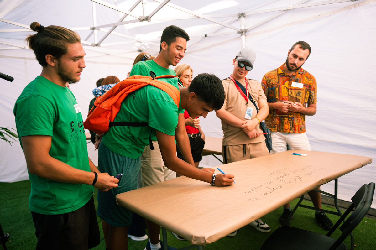 Los jóvenes laguneros pudieron expresar sus inquietudes en aspectos como las oportunidades de empleo, las materias en las que precisan una mayor formación o las acciones de voluntariado a través del espacio de debate y diálogo 'Miércoles con café'. 🫱🏽‍🫲🏼

➡️ <a href="/EduJuvLaLaguna/">Educación y Juventud - La Laguna</a>