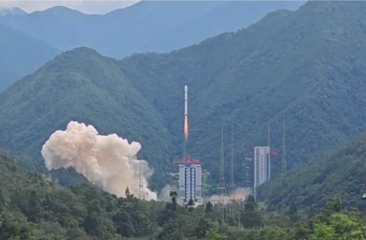 wulei2020's tweet photo. The #Yaogan43 01 group satellites, atop a #LongMarch4B rocket, were launched at 3:35 p.m. (BJT) on Friday from #Xichang Satellite Launch Center in the southwestern province of Sichuan.
They will be used for carrying out tests on new technologies of low-orbit constellations. https://t.co/x1RISL3Me4