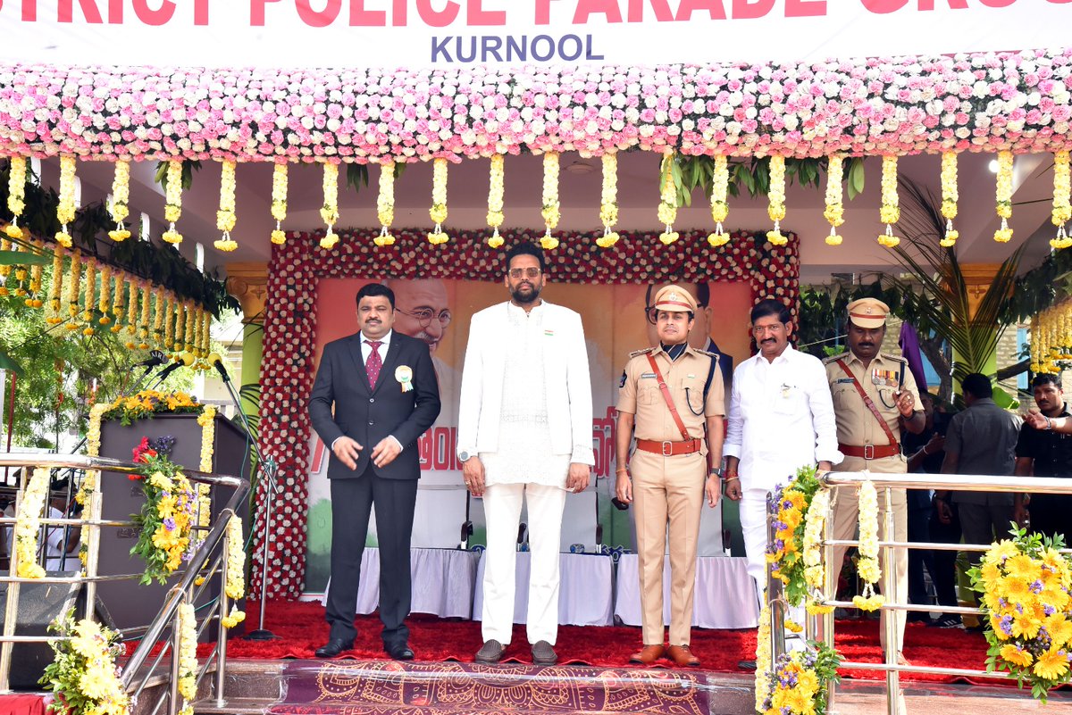 15-08-24-Kurnool-Industries minister TG Bharat hoisted national flag in the Kurnool Independence day celebrations at police parade grounds.Dist Collector P. Ranjit Bhasha,SP Bindu Madhav participated.Later they given meritorious certificates to the employees and to other related.