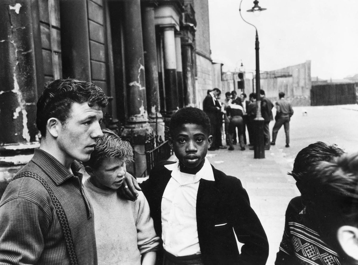 Art_Blart's tweet photo. Exhibition: 'Roger Mayne: Youth' at the Courtauld Gallery, London https://t.co/FaCewsmoz5 #blackandwhitephotography #humanlife #streetphotography #workingclass #classsysteminEngland #playinginthestreet #WorldWarTwo #postwarBritain #exhibition #artist #Teds #postwarBritain https://t.co/8ZVDRSRlS7