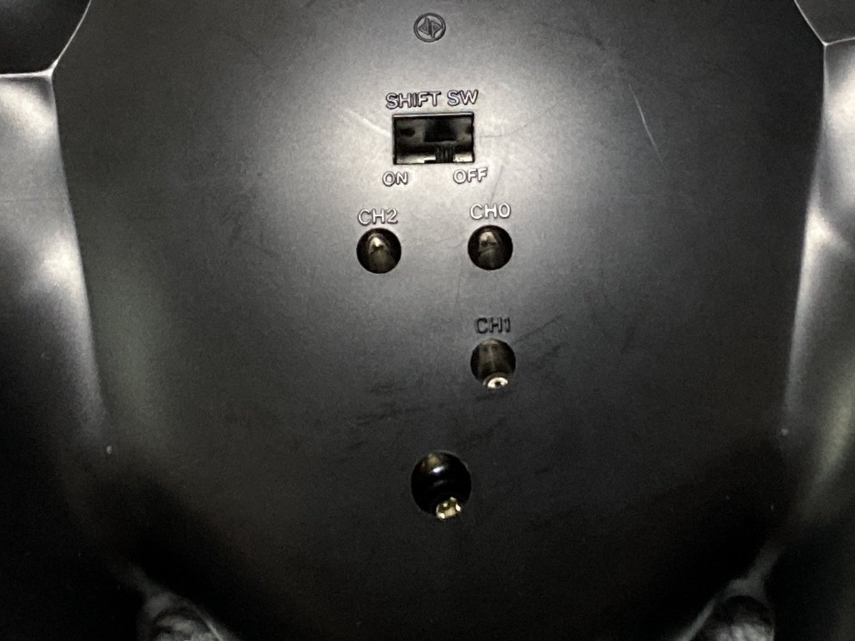 Funny_Place's tweet photo. #XE1AP のセンター調整は本体裏側のダイアルを使います。CH0とCH1がアナログスティック。CH2がスロットルです。自分は32X版アフターバーナーのオプション画面で数値を見ながら合わせてます。各項目を&H80前後に合わせれば大体センターです。 #電波新聞社 #DEMPA #マイコンソフト #メガドライブ https://t.co/ZuUwrkqIo3