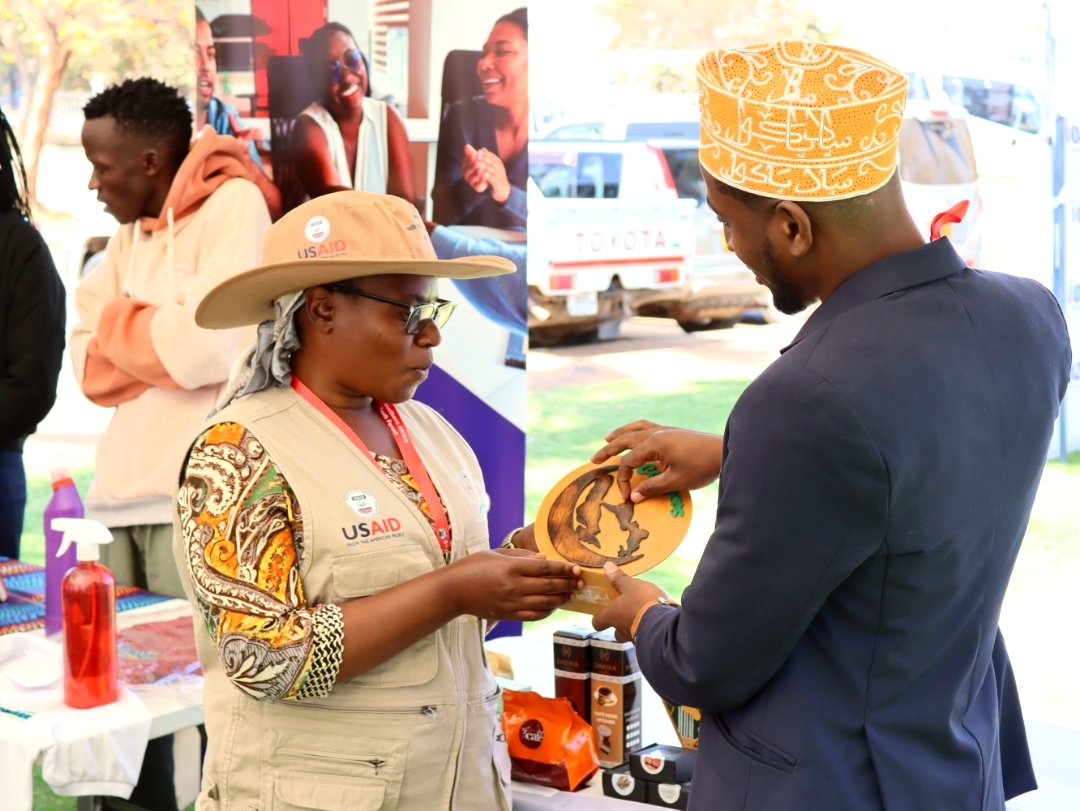 NAYOZimbabwe's tweet photo. 📸 @NAYOZimbabwe showcasing the work of youth entrepreneurs under the Tasimuka Youth Entrepreneurship Activity at the #6thSouthernAfricaYouthForum🇿🇼
#LeaveNoYouthBehind https://t.co/mOMJIcpmLD