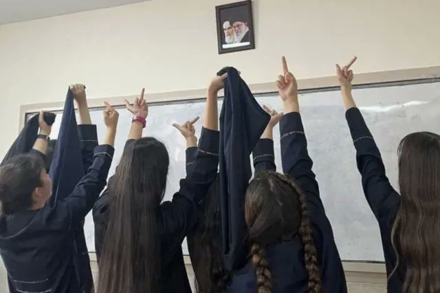 NewArtemis22's tweet photo. Me cansa muchísimo el complejo de salvador blanco que tenemos en Occidente respeto al hiyab.

Las mujeres musulmanas pueden decidir si quieren usarlo o no. Y en los países en los que es una obligación luchan contra la imposición, no contra el velo en sí (me explico) https://t.co/ApscpHyQPq