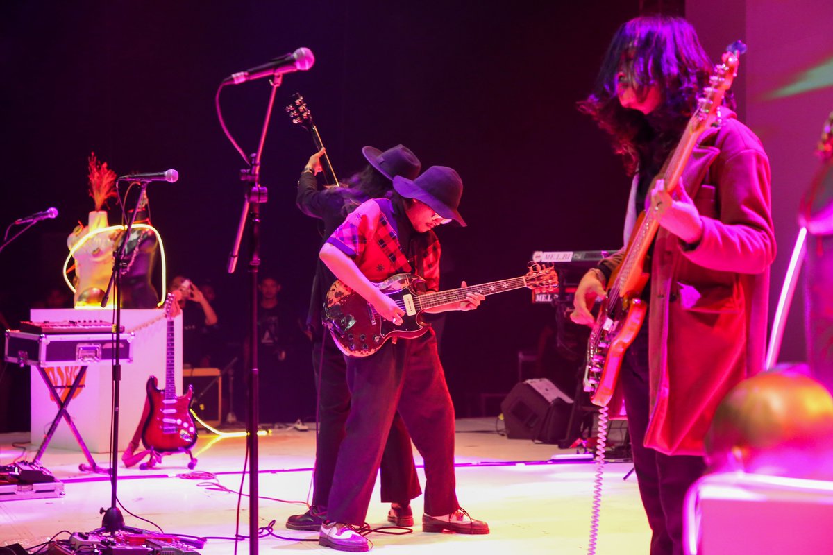 ARTJOG (@artjog) on Twitter photo 🪨 Kamis, 15 Agustus 2024
Dua grup psychedelic rock <a href="/themeltingminds/">The Melting Minds</a> x <a href="/berkahliar/">BERKAH LIAR</a> dan <a href="/marsmolys/">Marsmolys</a> berhasil menyihir panggung performa•ARTJOG x Bakti Budaya Djarum Foundation menjadi magis dan penuh energi dalam sajian eksperimental semalam.🌙 🪨 Kamis, 15 Agustus 2024
Dua grup psychedelic rock <a href="/themeltingminds/">The Melting Minds</a> x <a href="/berkahliar/">BERKAH LIAR</a> dan <a href="/marsmolys/">Marsmolys</a> berhasil menyihir panggung performa•ARTJOG x Bakti Budaya Djarum Foundation menjadi magis dan penuh energi dalam sajian eksperimental semalam.🌙