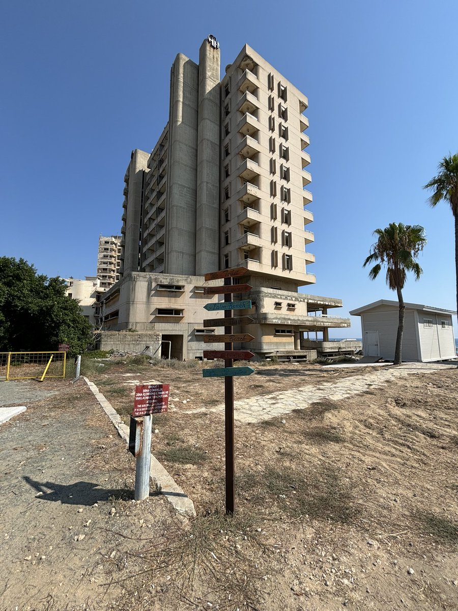 JustImPROFable's tweet image. Ville fantôme depuis 50 ans après la division de Chypre, la cité balnéaire de Varosha était surnommée la "Saint-Tropez chypriote".
En 1974 ses 40000 habitants doivent fuir vers le sud devant l'invasion de l'armée turque qui s'empare du nord de l'île, jusqu'à Varosha.
#Chypre