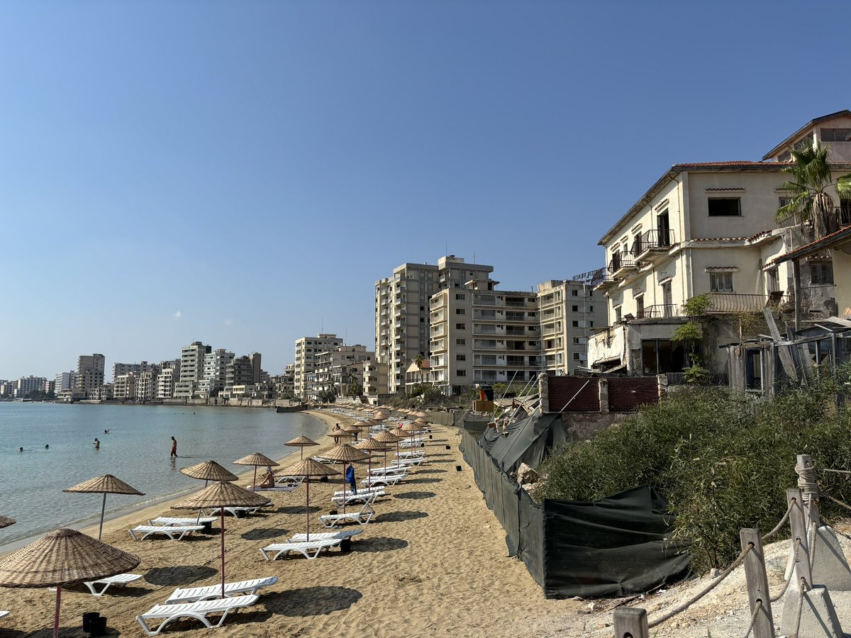 JustImPROFable's tweet image. Ville fantôme depuis 50 ans après la division de Chypre, la cité balnéaire de Varosha était surnommée la "Saint-Tropez chypriote".
En 1974 ses 40000 habitants doivent fuir vers le sud devant l'invasion de l'armée turque qui s'empare du nord de l'île, jusqu'à Varosha.
#Chypre