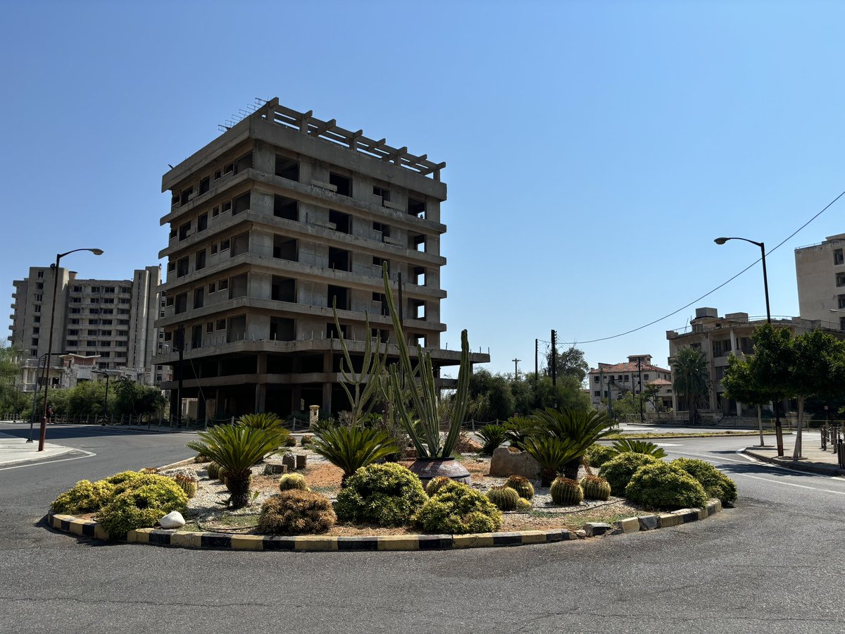 JustImPROFable's tweet image. Ville fantôme depuis 50 ans après la division de Chypre, la cité balnéaire de Varosha était surnommée la "Saint-Tropez chypriote".
En 1974 ses 40000 habitants doivent fuir vers le sud devant l'invasion de l'armée turque qui s'empare du nord de l'île, jusqu'à Varosha.
#Chypre