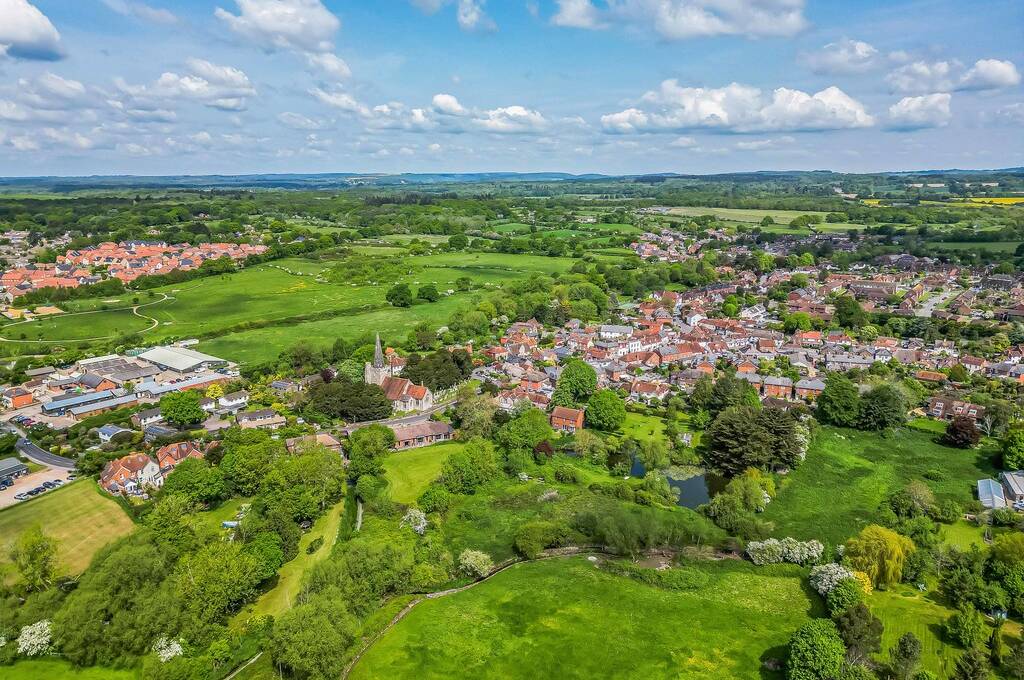 TodAnsteeProp's tweet image. Situated in the heart of the village of #Westbourne, between #Chichester Harbour &amp;amp; the National Park, a rare opportunity to acquire land of approximately 2.7 acres with views towards the church spire. ⭐️ #ukland #landforsale #todanstee todanstee.com/cgi-bin/proper…