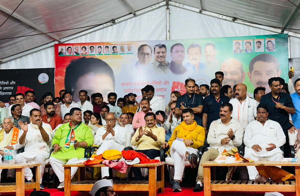 INCAvinashkadbe's tweet photo. Shri Jitu Patwari protested in Ujjain against the ongoing corruption and increasing crimes in the Mohan Yadav govt.

Former Chief Minister Shri Digvijay Singh ji, Leader of Opposition Umang Singhar ji, former minister Sajjan Singh participated in this siege of Collector's office. https://t.co/baNNO5rqXP