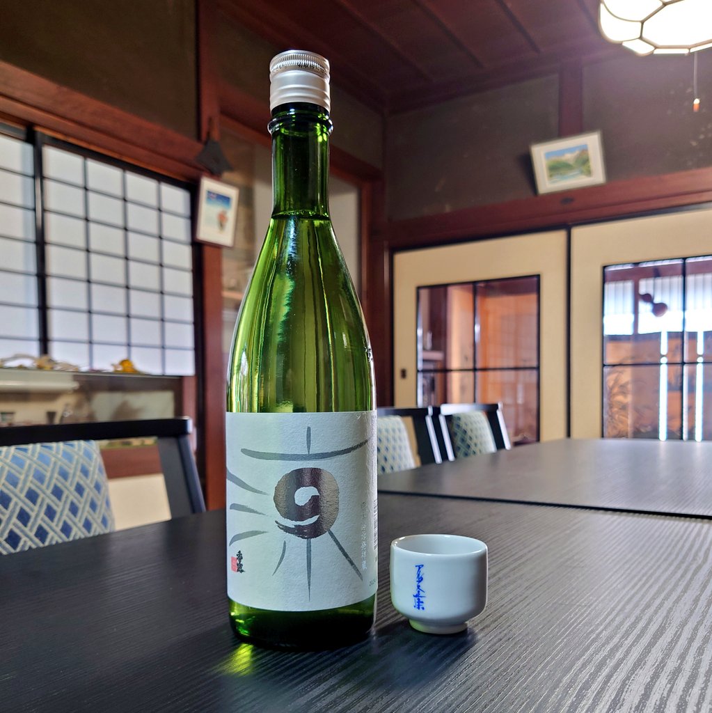 kametaya's tweet photo. #蔵元エク酒チェンジ 3蔵目！
④熊本県酒造研究所(@kumamotokoubo)　香露　涼
9号酵母の元になった熊本酵母を使われているとのことでとても楽しみにしていたお酒。なぜなら亀田屋でも9号酵母にはお世話になっているのです！
独特な香りで、良い意味で期待を裏切られた感じ。
熟成香のよう［続く↓］ https://t.co/javw7MpOO3