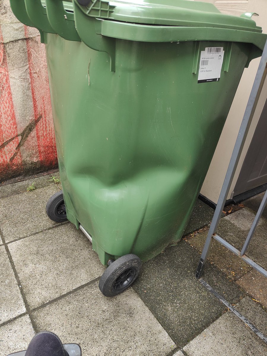 DeLiterair's tweet photo. Volgens mij is er iets niet helemaal goed gegaan tijdens het legen van de bak #Avalex https://t.co/Fj90Xj27pa
