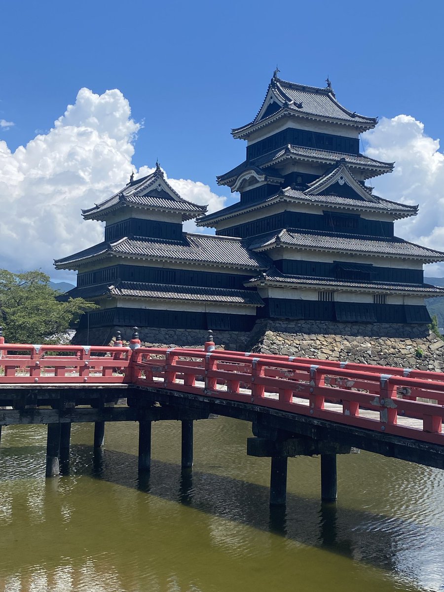 お盆の連休を使って長野に行ってきました！初めて買った木軸ペンがボナンさんだったので実店舗に行けて良かった😊自分用のペンは購入しませんでしたが最高の思い出になりました👍松本城は炎天下の中で80分待ちなので写真を撮って終わり💦

＃文房具
＃ボナン