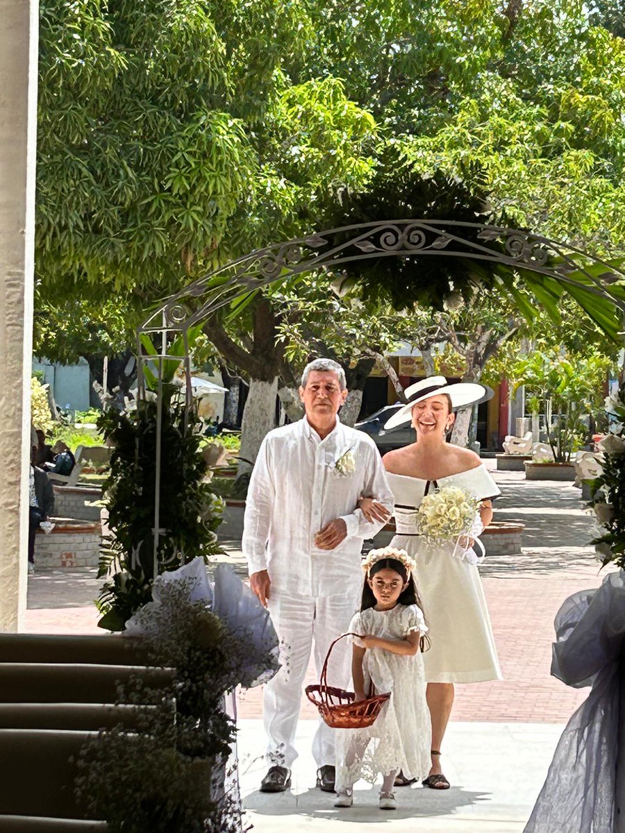 A beautiful Columbian wedding  💕
Bespoke hat Jayne Elizabeth Millinery 
#boaterhat 
#wedding #millinery
#bride