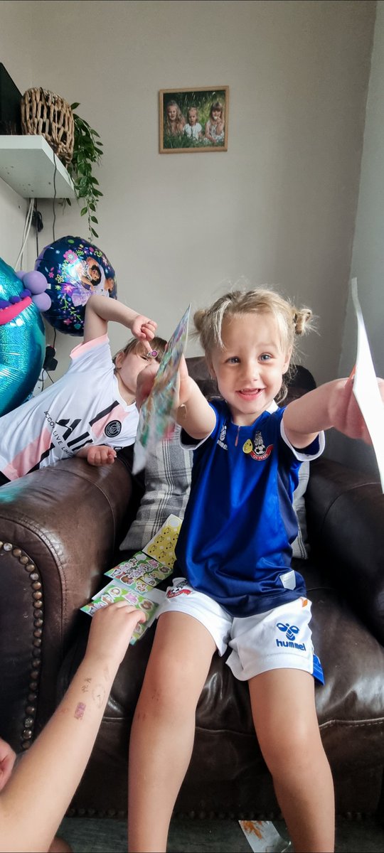 Sinead_Riley95's tweet image. Fern is VERY happy with the post this morning ! Stickers are always a huge hit in this house 🌿💚 @Co_TEDS @TedsProject