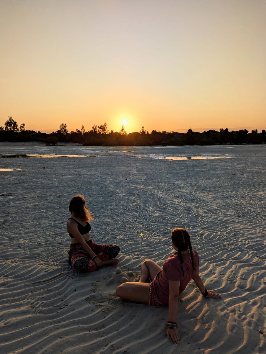 As #TeamTomoko wraps up in Tanzania, a big thank you and well done to them for all their hard work! 🙌 They ended their time in #CampTanga making desks, enjoying cultural activities and relaxing on the beach at sunset! 🏖️☀️ #campseffect @campsint