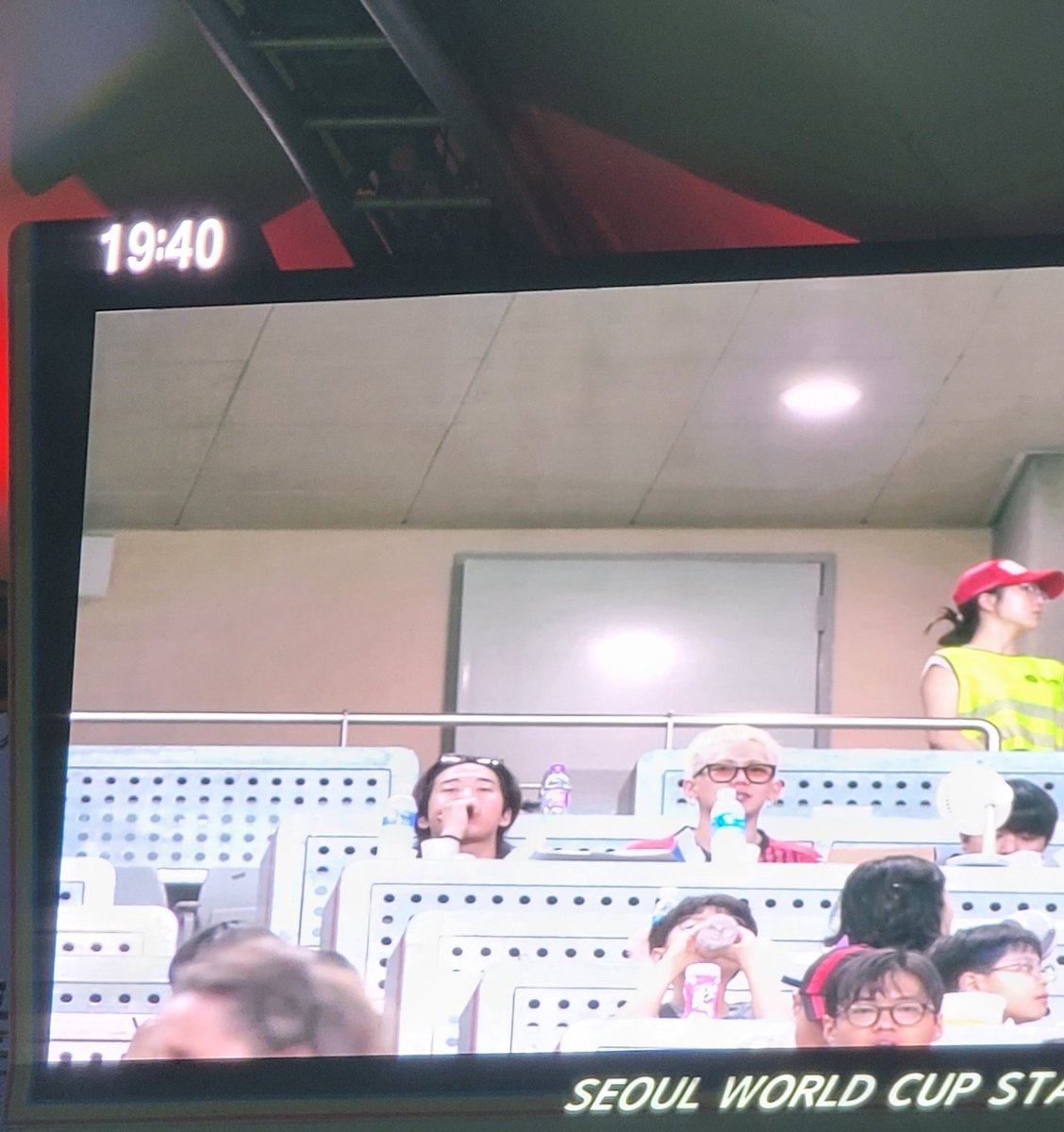 choiaeduce101's tweet photo. 240816 fc서울 vs 제주유나이티드
경기 보러 왔는데 #트레저 #최현석 씨도 오셨네요
반갑습니다 즐거운 직관 하시고
fc서울 이겨서 기분좋게 돌아갑시다💪🤙 https://t.co/aYOPQf30WJ