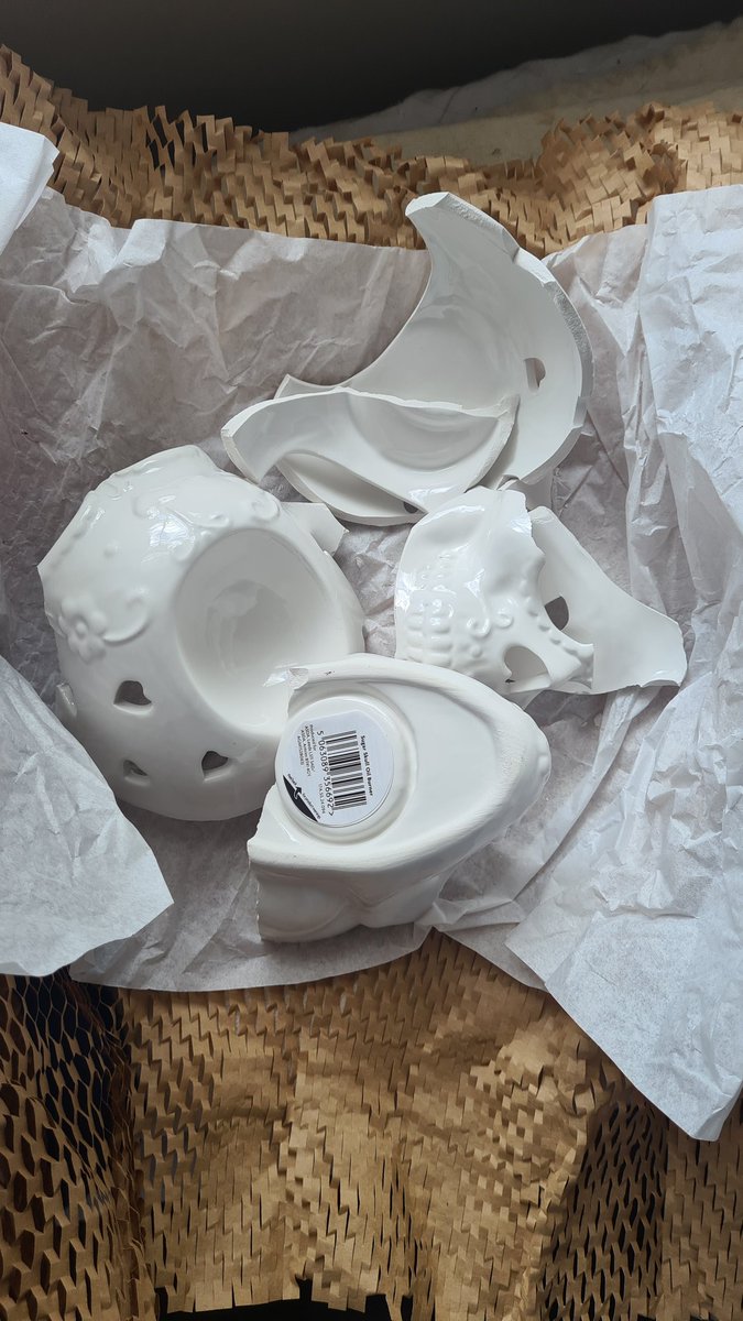 ElBlackmore's tweet photo. @Georgeatasda great packing and delivery. 🙄😭 I think a refund is in order https://t.co/rHXZSh7KTo