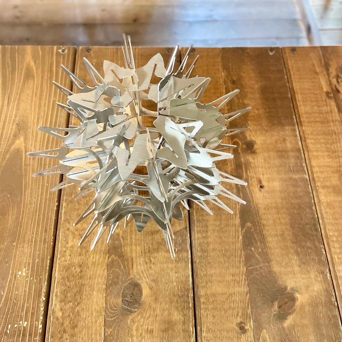 tateisukanna_'s tweet photo. 立てても吊るしても
なんならgoalzero入れなくても
カッコいい
分解してコンパクトに出来る
オールステンレスのトゲトゲ
初代ミニマライトも入ります
https://t.co/uc2lTf4uGp
#タテイスカンナ #curvapod #asahi #ランタンシェード #lighthousemicroflash #ミニマライト #goalzero #キャンプ #埼玉 https://t.co/0QVDOpf7x9