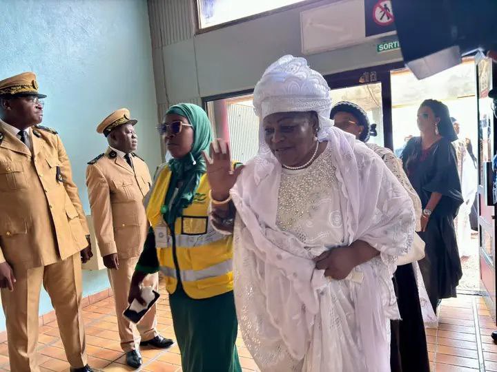 LnFoot's tweet photo. 🚨 Hayatou Day : La dépouille d'Issa est à Garoua.
Les premières arrivées des membres de la famille du défunt se font actuellement,avec en premier rang sa veuve dame Hayatou.
#lnfoot #RIP #Issa_Hayatou #hommage https://t.co/ZPMVLOFB6M