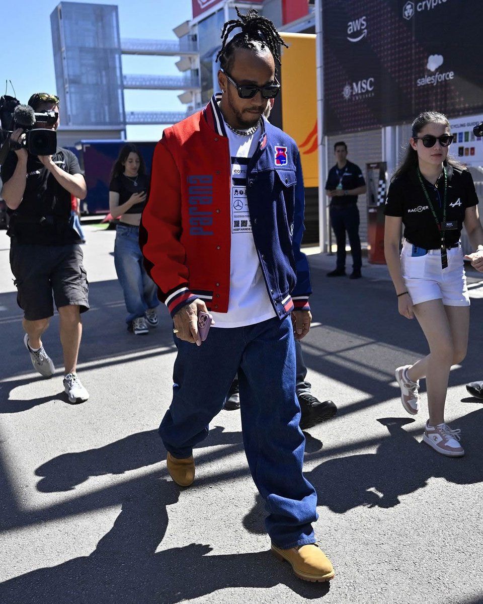 evdcwb's tweet photo. Quando vai ter a jaqueta do @LewisHamilton na loja pra venda, @ParanaClube? https://t.co/zjy498hn4Y