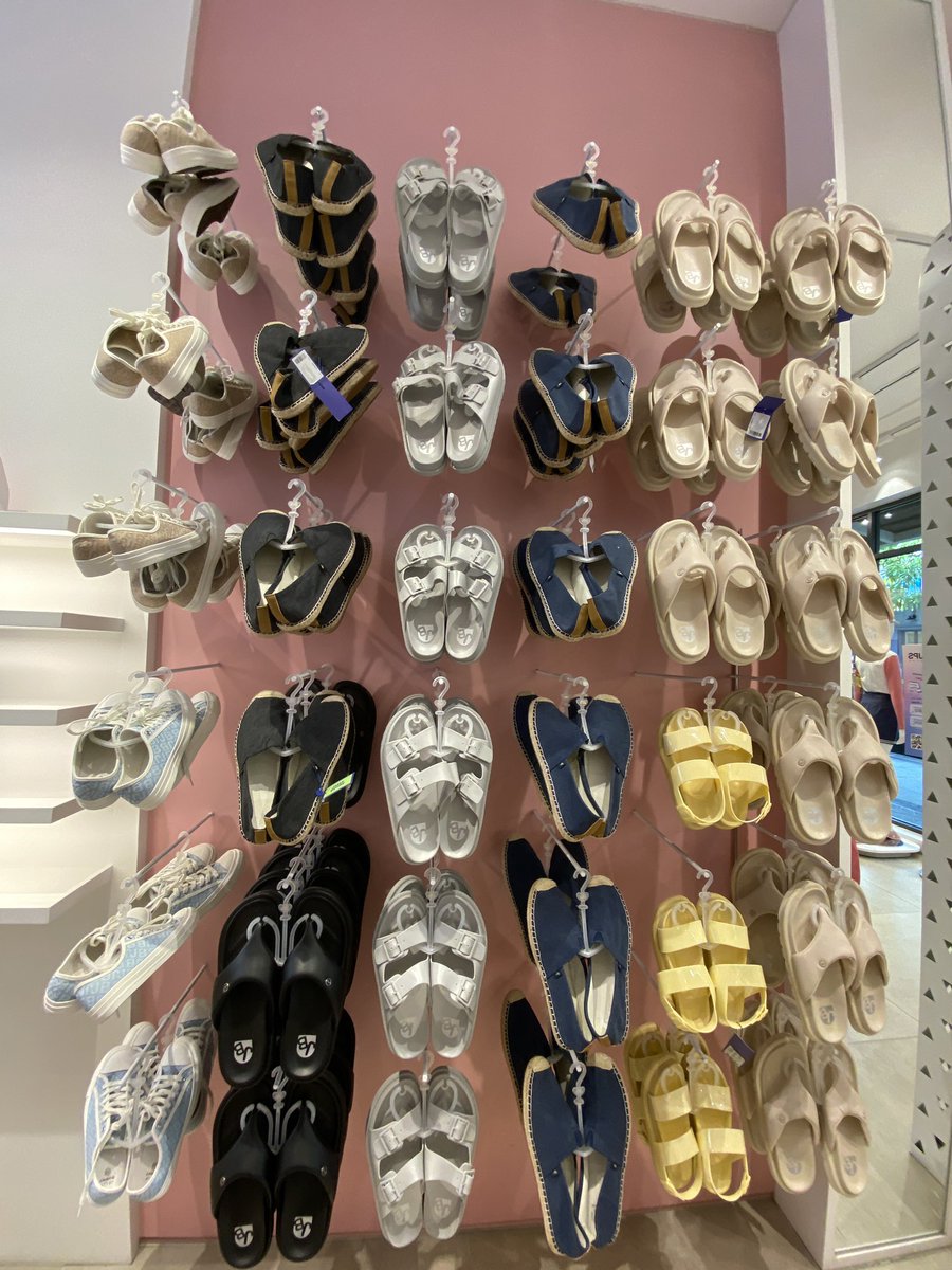 ขออนุญาตนะคะ
มีใครสนใจฝากหิ้วมั้ยคะ jelly bunny รอบนี้น่ารักมาก ลด80%เลย เค้าได้รองเท้าผ้าใบคู่สีฟ้าริมซ้ายมา 250฿เอง