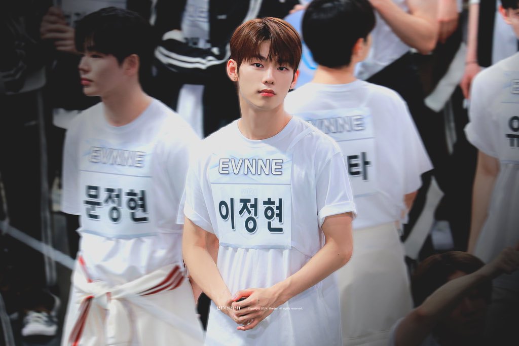 I will not be able to handle it if he was looking straight to me like this while being this handsome ! 😞🤎