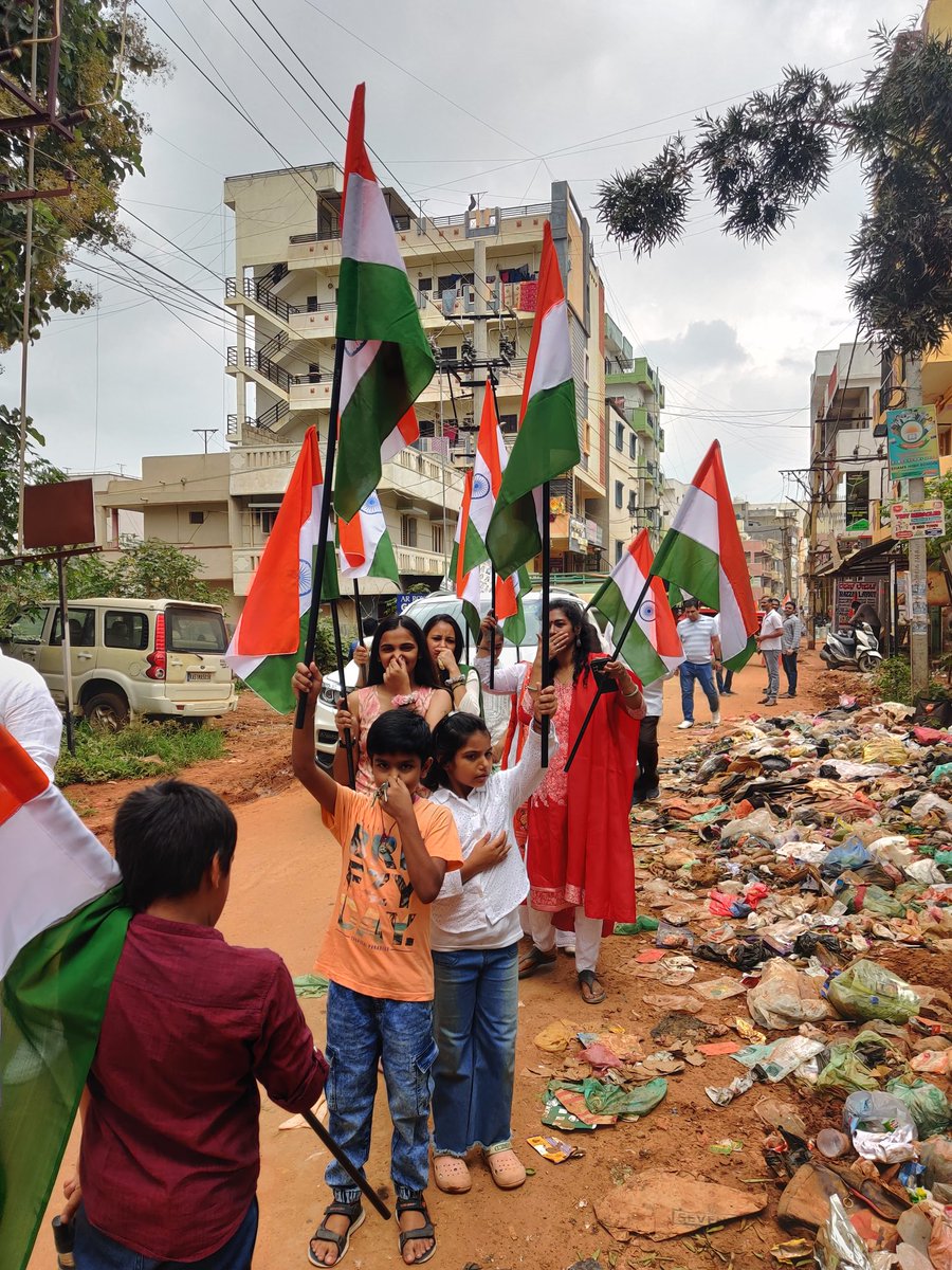 Namma_ECity's tweet photo. Garbage Spot of Electronic City Ph 1 - Golahalli Mn Rd
Garbage all around #GarbageCity

#HappyIndependenceDay #TirangaYatra
#BrandBengaluru

@osd_cmkarnataka @BBMPAdmn
@BBMPCOMM @HebbagodiPS @ZP_BenglruUrban  @ZillaUrban @KrishnappaMla @DrCNManjunath @CommrPR https://t.co/Qg2IWOnU8B