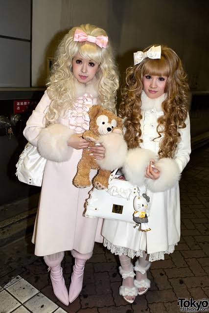 vickyslyth_'s tweet photo. Ain't no way I'm seeing people saying gyaru is supposed to look ugly.... Gyaru culture is known for its extravagant fashion and lifestyle and its rebellious spirit, but that doesn't mean ugly, actually it's the opposite! 🧵 from a person who's been a gyaru for 19 years: https://t.co/0aGTJ3SInz