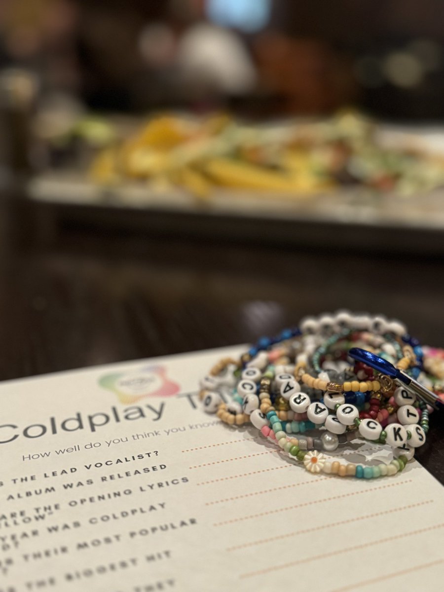 evathirtynine's tweet photo. feel free to stop by to grab a bracelet if you want to! โจ๐ช๐
#coldplaymunich #coldplayxtra https://t.co/AlLWjklRTr