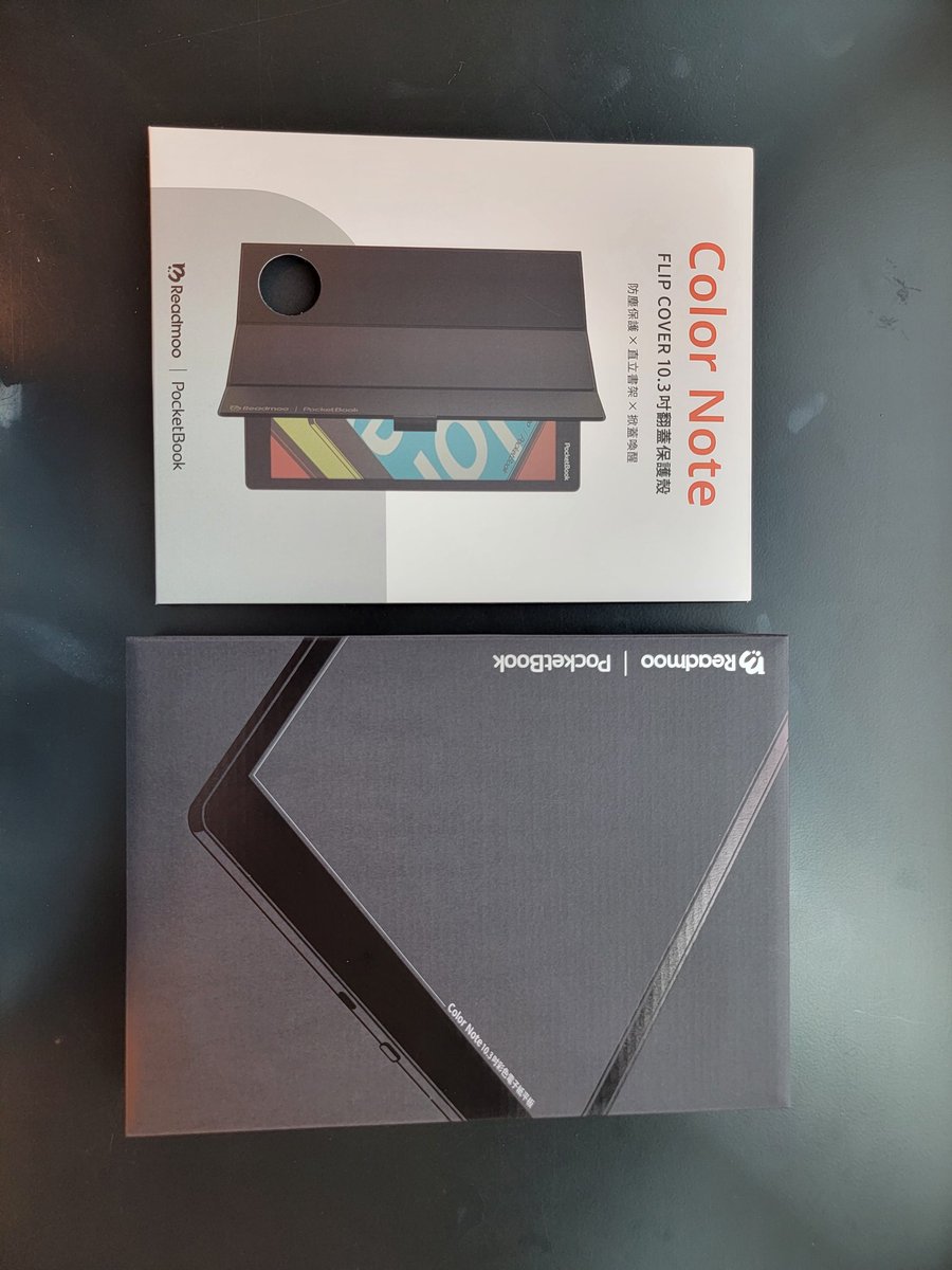 Howcan's tweet photo. 收到了新機了，安裝登入app都很順利。
Readmoo和pocketbook合作的第一台開放式閱讀器，有陀螺儀，kindle 和honto都可以看跨頁了
色彩的表現比我預想的好，好喜歡軟式面板那個沙沙的觸感
好快樂嗚嗚
#ColorNote
#Readmoo
#Pocktbook https://t.co/wTZXTFZUVw