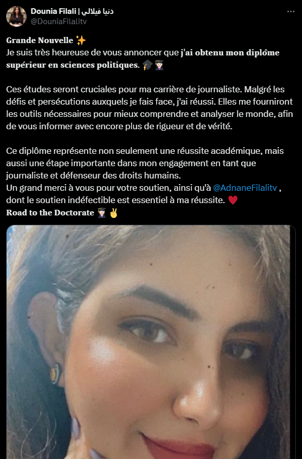 abdouid96946334's tweet photo. A en croire @DouniaFilalitv, elle vient d’obtenir, et vous ne rêvez pas, un diplôme supérieur en sciences politiques et qu’elle prépare un #PhD. Oui, elle semble suivre le chemin tracé par son époux @AdnaneFilalitv, qui jadis affichait fièrement sur son compte #Linkedinlead sa diplomation d’un master, écoutez bien, de #Harvard.
Comment deux brebis galeuses et analphabètes pouvaient-ils prétendre avoir ce genre de diplomation. Pr @AdnaneFilalitv, qui n’est même pas bachelier, il a été obligé de supprimer la mention après les mises en garde de #Harvard. Pr @DouniaFilalitv, ou passe un courant d’air entre ses deux oreilles, qui n’a pas terminé le secondaire et qui n’est pas foutue d’articuler deux mots en #français, obtenir un diplôme en sciences politiques et en #France, relèverait d’un miracle, alors que le temps des miracles est révolu. Je me rappelle de son passage sur @TV5MONDE, ou elle a déclaré littéralement « on a dicidi di diclari qu’on est opposants au régime… »
On pourrait imaginer le calvaire et le casse-tête #chinois des professeurs face à ses écrits, un véritable champ de bataille grammatical où chaque phrase semblait mener une guerre solitaire contre le bon usage du #français. Pourtant, à en croire ses dires, elle aurait triomphé de toutes ces embûches académiques, et a obtenu le sésame. Alors je la défie de nous sortir une copie de son fameux dibloume, son libellé, l’université, l’école ou l’institut qui lui a délivré son dibloume, une photo de la cérémonie des remises de son dibloume…
elle ne peut pas le faire, simplement car c’est une nouvelle supercherie, d’un couple, passé maitres, dans le mensonge, l’escroquerie, l’usurpation …sauf si le régime #algérien lui a décerné ce dibloume par courtoisie et pour services rendus à l’#Algérie, pas étonnant vu le nombre d’avatars algériens qui se sont empressés de la féliciter pour son fameux dibloume.