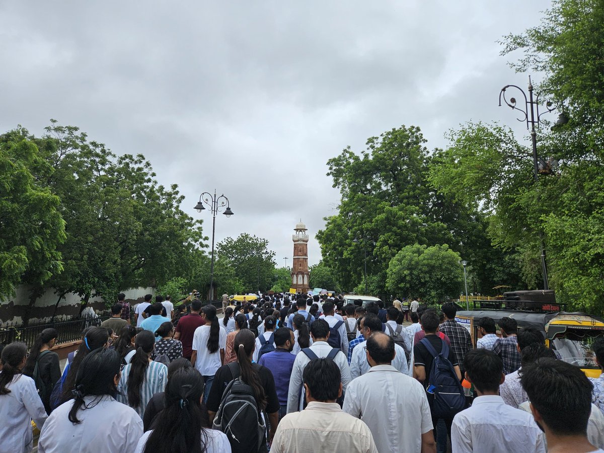 DrLuciferVyas's tweet photo. SPMC Bikaner in front of the collectorate office . We stand together with her .
#KolkataDoctor 
#BengalHorror 
#justiceformoumitadebnath
@PMOIndia 
@RahulGandhi
@HMOIndia 
@AmitShah
@aajtak 
@timesofindia 
@IndianExpress 
@BBCHindi 
@WIONews 
@Principalspmc https://t.co/p1HAoBcT0b