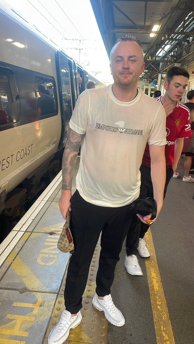 MathsMuscle's tweet photo. @AvantiWestCoast This is how people looked after leaving the train https://t.co/G391rLqCoN