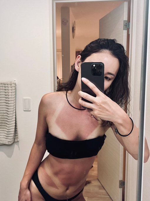 丘咲エミリ’s pics and videos