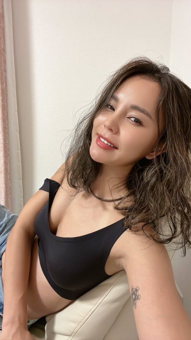 丘咲エミリ’s pics and videos