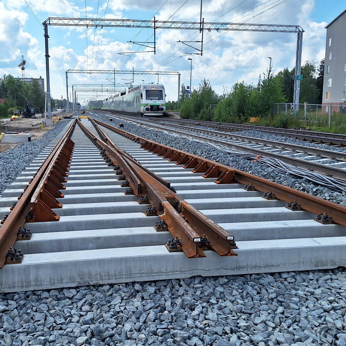 KreateOy's tweet photo. Se on työviikko ja samalla @INFRA_ry:n #kesätyömaani-kampanja lopuillaan. Suunnataan Helsinki–Riihimäki-hankkeelle, jossa Matias Riuttanen ottaa somehaasteen vastaan. Lue lisää ratakonkarimme mietteitä:
https://t.co/oRjfuLSrxv
#KreateOy #radalla #infralla #rakentavasti #kesä2024 https://t.co/VXLd0IHZHC