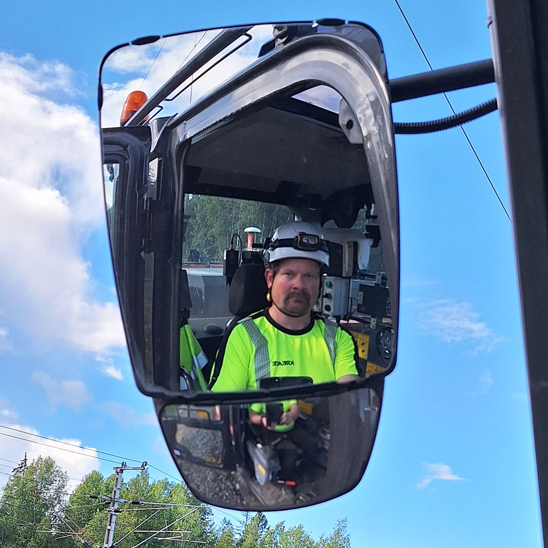 KreateOy's tweet photo. Se on työviikko ja samalla @INFRA_ry:n #kesätyömaani-kampanja lopuillaan. Suunnataan Helsinki–Riihimäki-hankkeelle, jossa Matias Riuttanen ottaa somehaasteen vastaan. Lue lisää ratakonkarimme mietteitä:
https://t.co/oRjfuLSrxv
#KreateOy #radalla #infralla #rakentavasti #kesä2024 https://t.co/VXLd0IHZHC